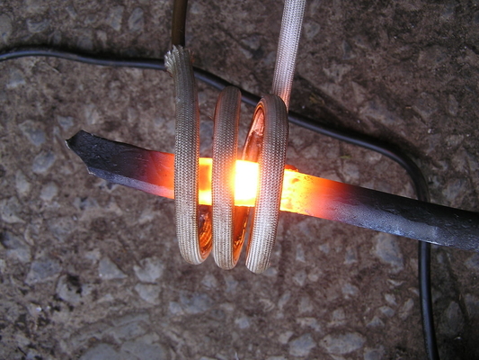 Aquecimento de indução de poupança de energia que forja o equipamento nenhuma frequência de seguimento da poluição automaticamente